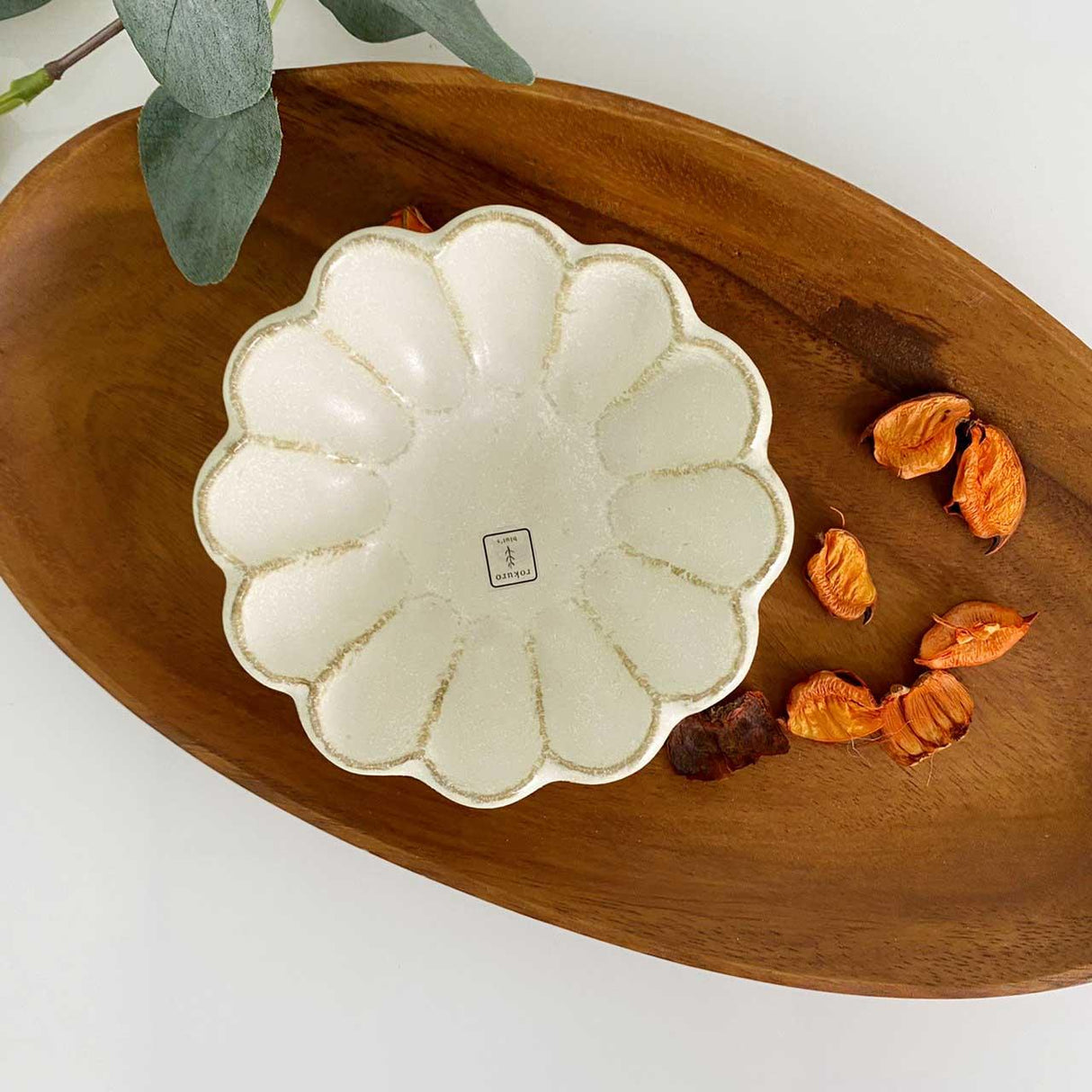 日本製 六魯 白色粉引輪花碗 12CM|白色碗 陶瓷餐盤 造型碗 - 富士通販