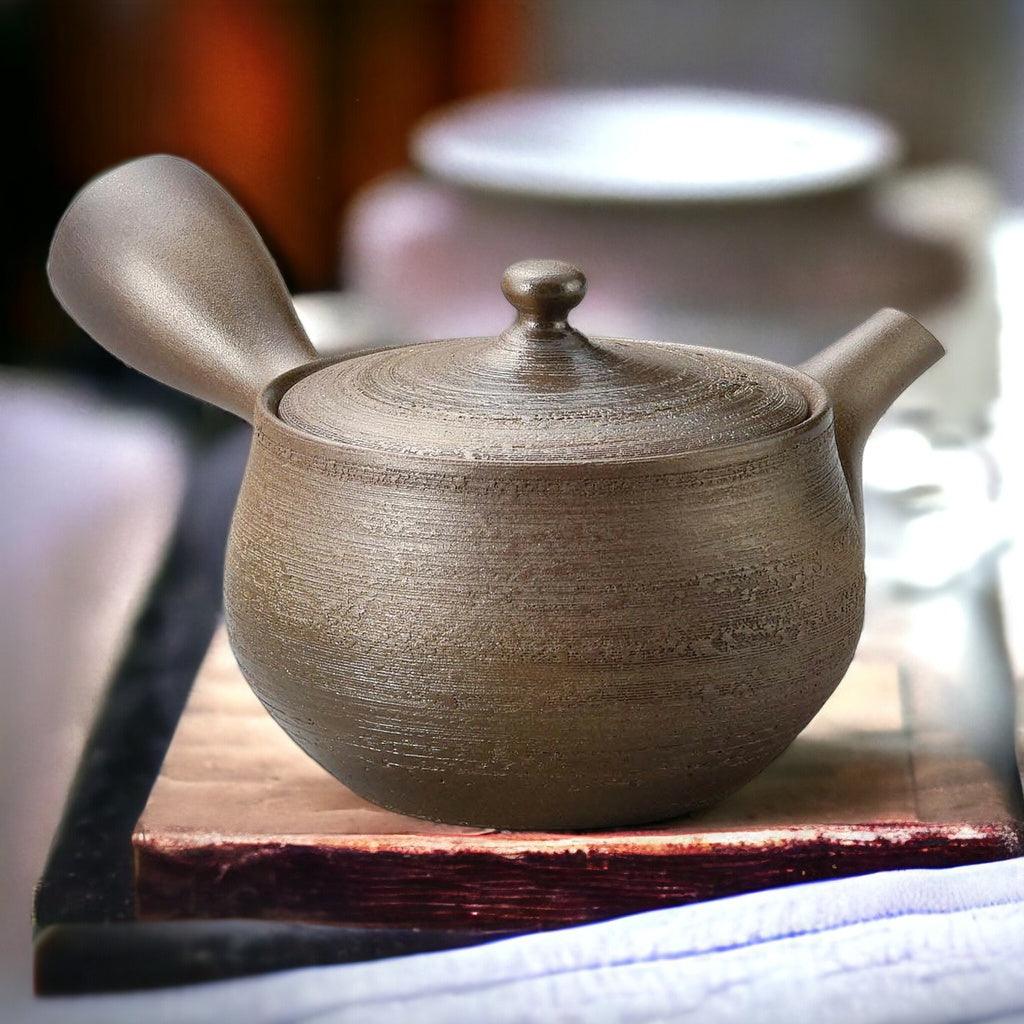 日本製 常華燒 人水黑土窯變松皮 側把壺|陶瓷茶壺 泡茶壺 - 富士通販