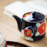 日本製 有田燒 手繪釉彩紅色椿花茶具3入組 側把茶壺 茶杯｜泡茶壺 陶瓷茶杯 入厝禮盒